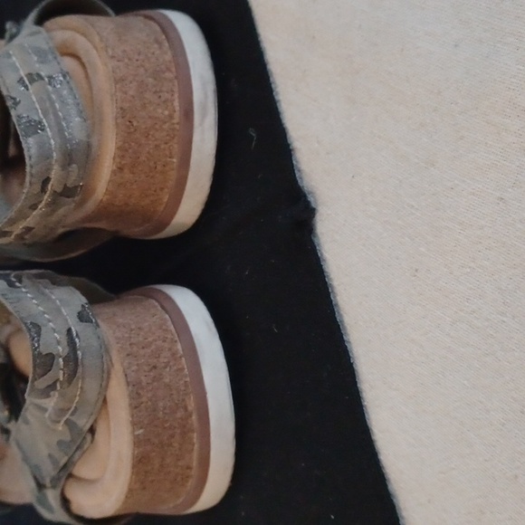 Clarks Collection, Ultimate Comfort Womens Velcro camo sandals Sz. 11 - Picture 3 of 9